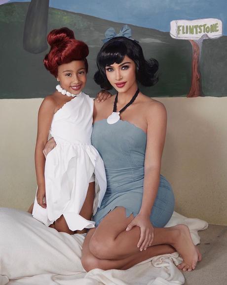 Kim Kardashian se fantasia com a família para o Halloween e revela detalhe intrigante