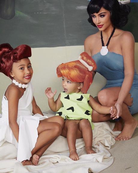 Kim Kardashian se fantasia com a família para o Halloween e revela detalhe intrigante
