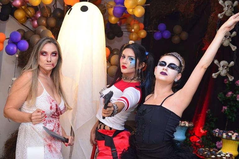 Mileide Mihaile faz festa de Halloween para Yhudy Lima