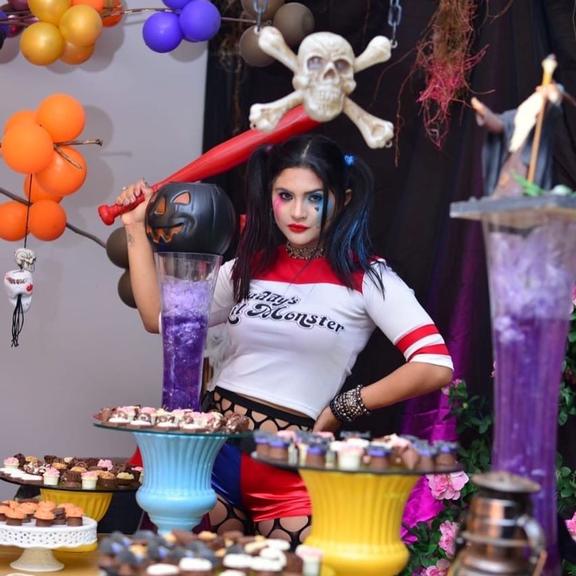 Mileide Mihaile faz festa de Halloween para Yhudy Lima