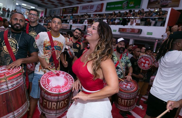 Viviane Araújo aposta em look justinho duarante ensaio de escolha de samba