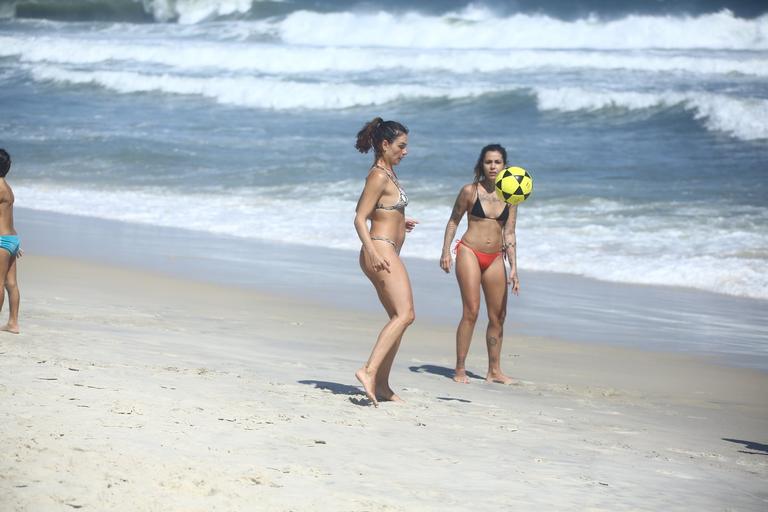 Isis Valverde em praia do Rio de Janeiro