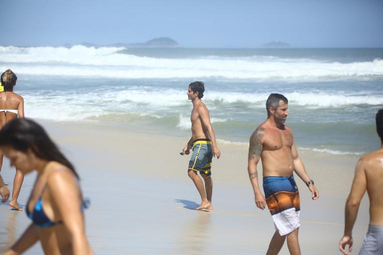 Isis Valverde em praia do Rio de Janeiro