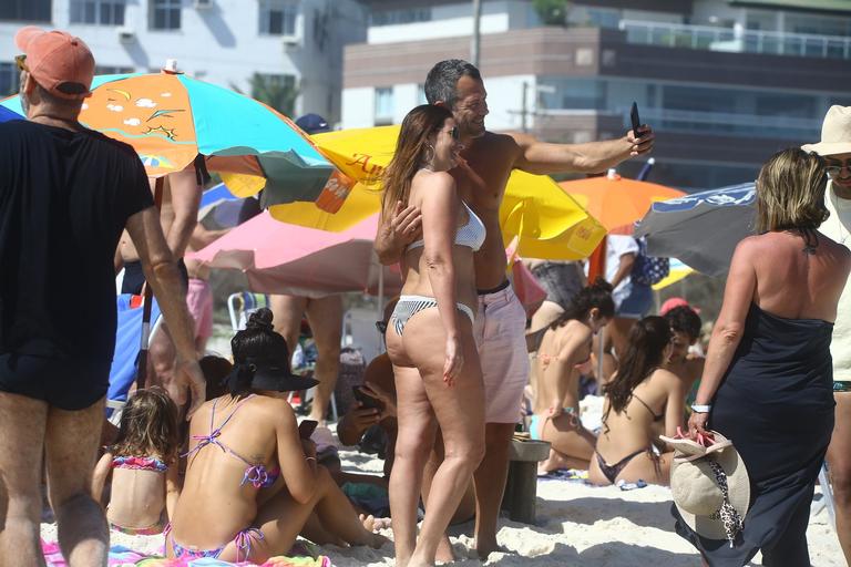 Malvino Salvador é flagrado em praia do Rio de Janeiro