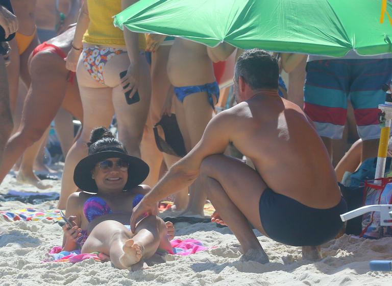 Malvino Salvador é flagrado em praia do Rio de Janeiro