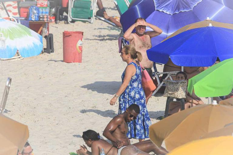 Cissa Guimarães é flagrada na praia em dia de folga
