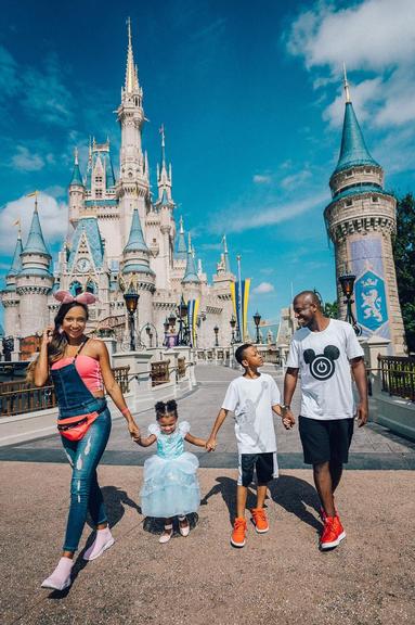 Drika Marinho e André Marinho com os filhos na Disney