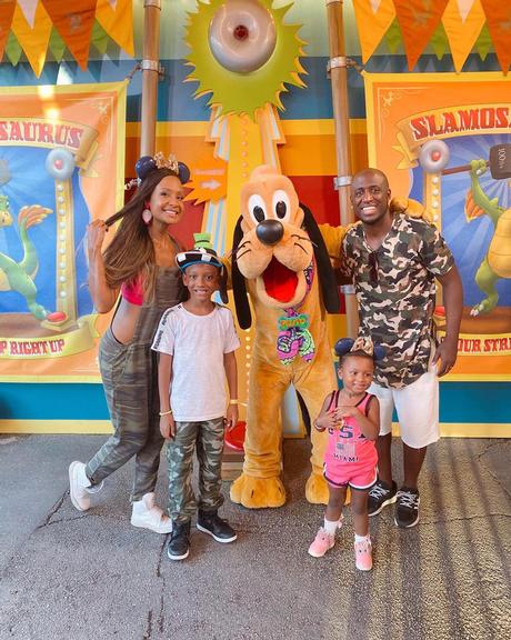 Drika Marinho e André Marinho com os filhos na Disney