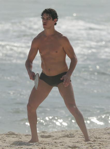 De sunga, José Loreto é flagrado jogando frescobol na praia