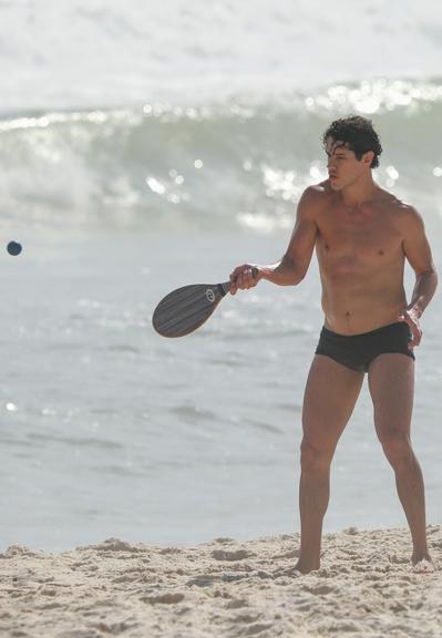 De sunga, José Loreto é flagrado jogando frescobol na praia