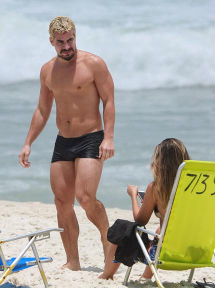 Thiago Martins na praia com suposta namorada, Nathalia Fernandes