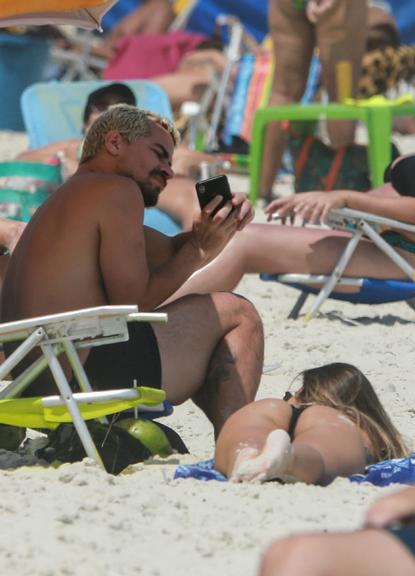Thiago Martins na praia com suposta namorada, Nathalia Fernandes