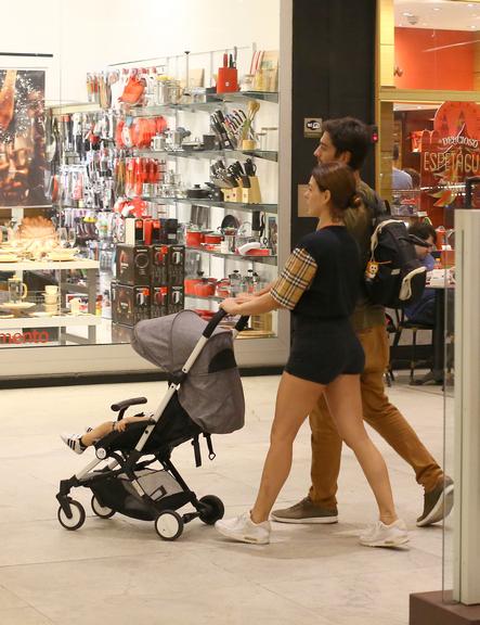 Isis Valverde é flagrada com o marido e o filho em shopping