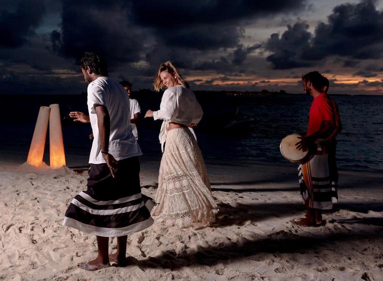 Carla Perez e Xanddy curtem noite romântica nas Maldivas