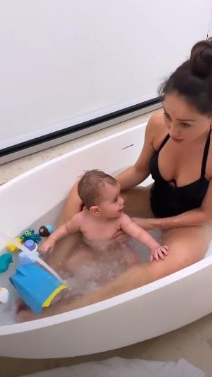 Sabrina Sato mostra Zoe tomando banho de banheira