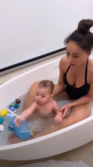 Sabrina Sato mostra Zoe tomando banho de banheira