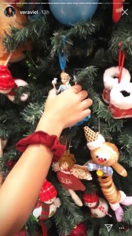 Esposa de Rodrigo Faro exibe árvore de Natal luxuosa de sua mansão