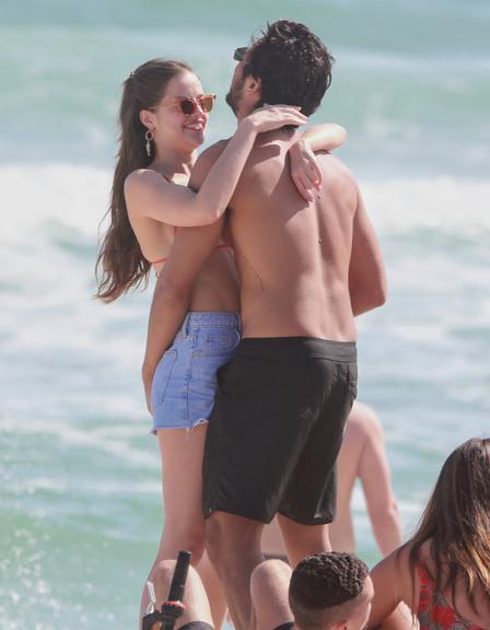 Agatha Moreira e Rodrigo Simas na praia