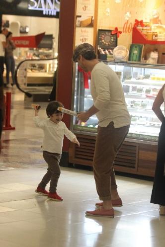 Alexandre Nero brinca com o filho durante passeio no shopping