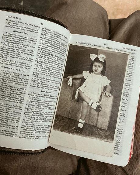 Ana Furtado mostra Bíblia que usa em A Dona do Pedaço