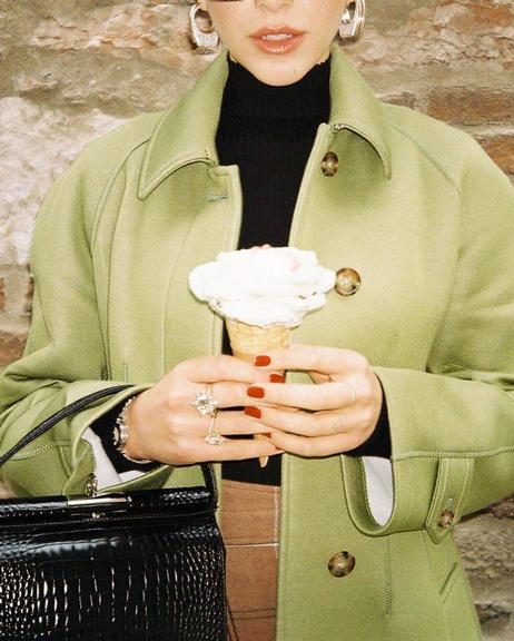 Bruna Marquezine compartilha clique tomando sorvete