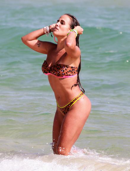 Ex-BBB Carol Peixinho exibe corpão em dia de praia