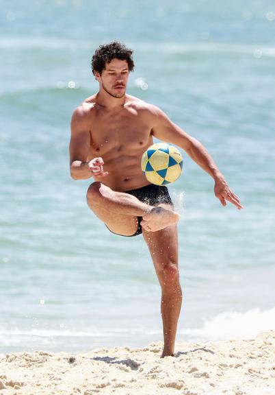 José Loreto jogando altinho em praia da Barra da Tijuca