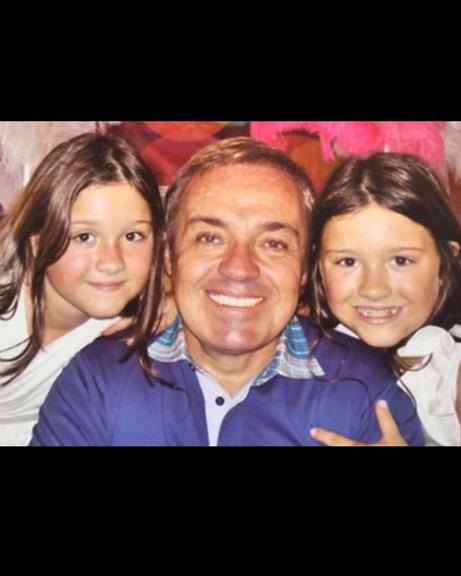 Filhas gêmeas de Gugu Liberato abrem álbum de fotos da família
