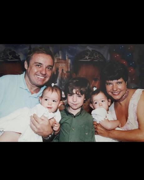 Filhas gêmeas de Gugu Liberato abrem álbum de fotos da família