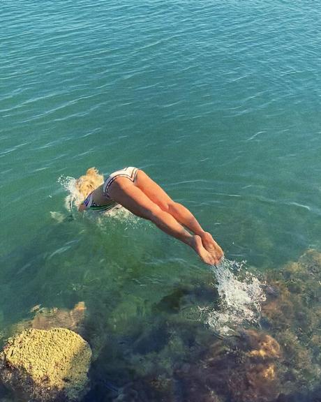 Carolina Dieckmann encanta com fotos de mergulho