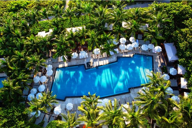 Malvino Salvador curte férias em luxuoso hotel em Miami