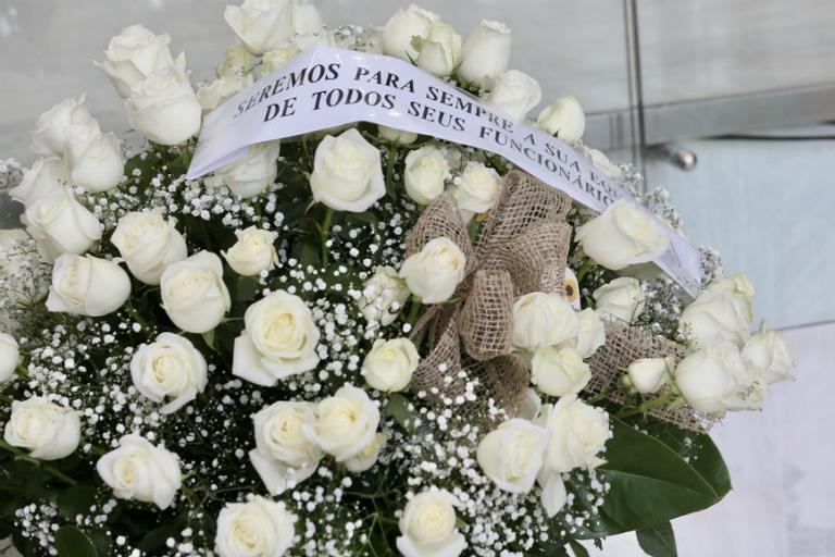 Fãs, amigos e familiares enviam flores em homenagem a Gugu Liberato
