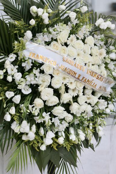 Fãs, amigos e familiares enviam flores em homenagem a Gugu Liberato