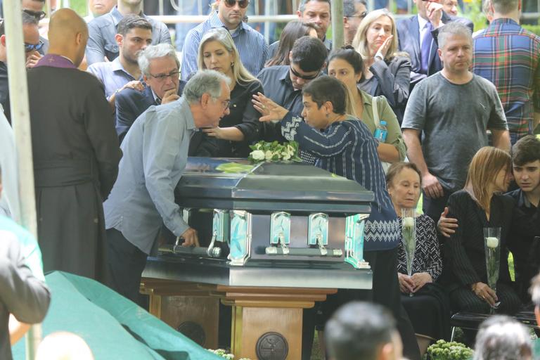 Familiares de Gugu se emocionam no enterro do apresentador