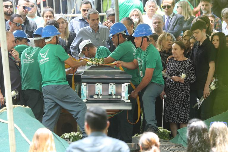 Gugu Liberato é sepultado em cemitério de São Paulo