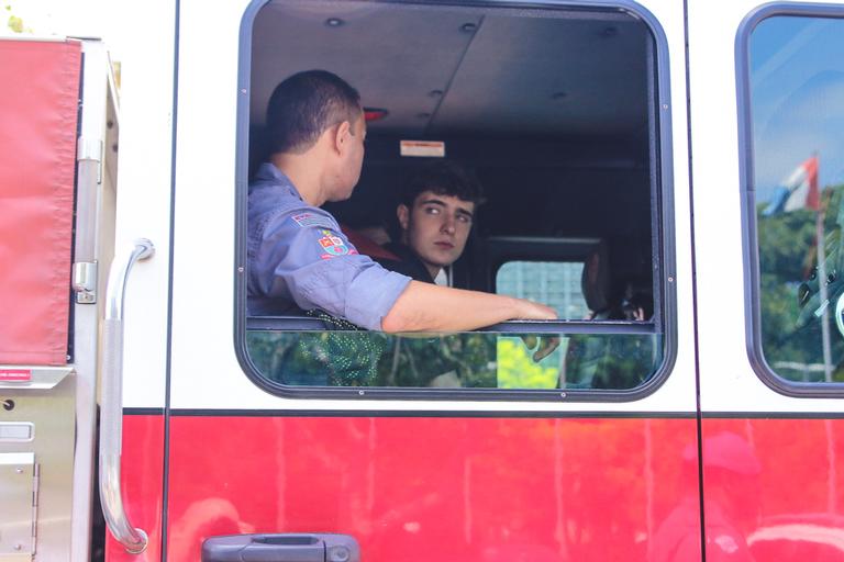 João Augusto segue cortejo de dentro do caminhão dos bombeiros