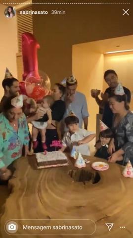 Zoe Sato comemora 1 ano com festa íntima