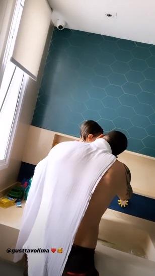 Andressa Suita mostra Gusttavo Lima dando banho em Gabriel