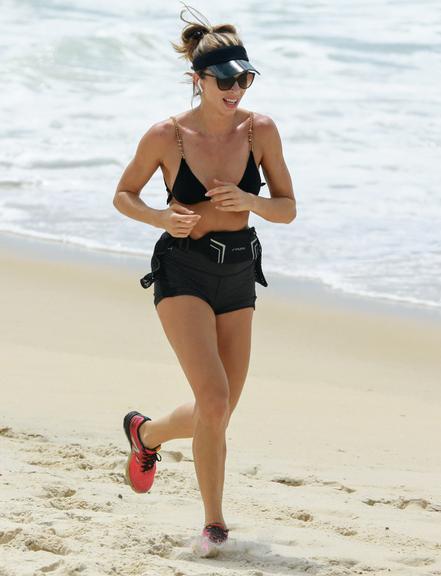 Grazi Massafera exibe boa forma ao correr na praia
