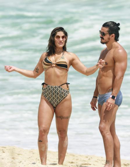 Priscila Fantin e Bruno Lopes na praia da Barra da Tijuca