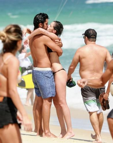 Agatha Moreira e Rodrigo Simas trocam beijos na praia