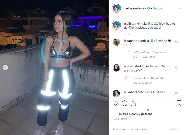 Mel Maia aposta em look prateado em festa no Rio de Janeiro