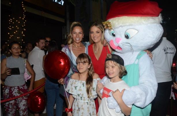Ticiane Pinheiro leva Rafaella para evento de Natal 