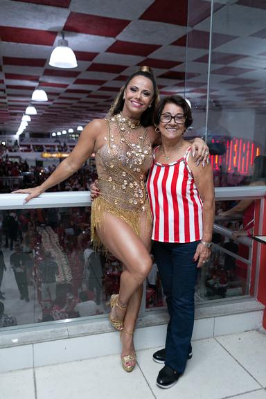 Rainha de bateria das duas agremiações, Viviane Araújo se esbaldou em ensaio especial na escola carioca