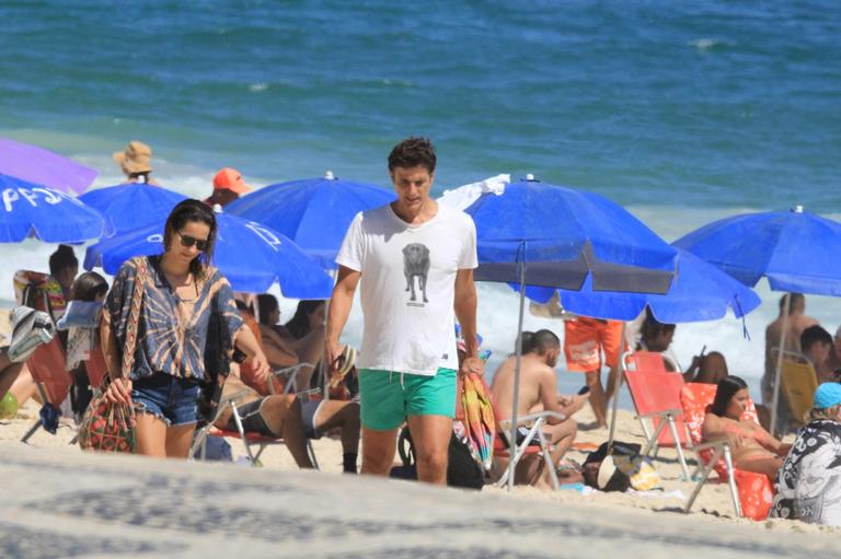 Reynaldo Gianecchini é flagrado na praia do Leblon