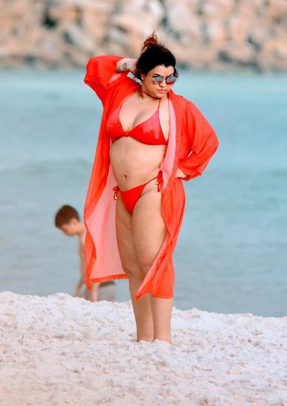 Preta Gil é flagrada de biquíni na praia da Barra da Tijuca