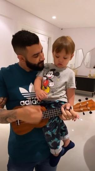 Gusttavo Lima ensina Gabriel e Samuel a tocar instrumentos
