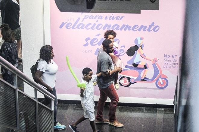 Lázaro Ramos faz rara aparição com os filhos no shopping