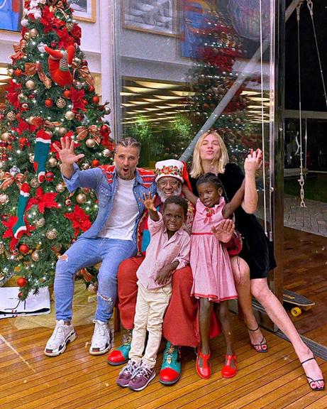 Bruno Gagliasso e Giovanna Ewbank posam com filhos: Natal
