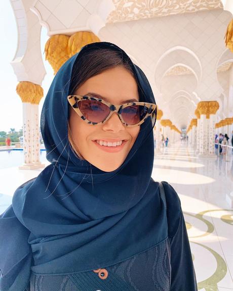 Maisa encanta ao mostrar registros de viagem pelo Emirados Árabes Unidos